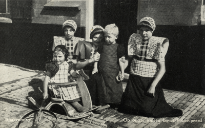 16501 Groepsportret van enkele kinderen in klederdracht te Spakenburg (gemeente Bunschoten).